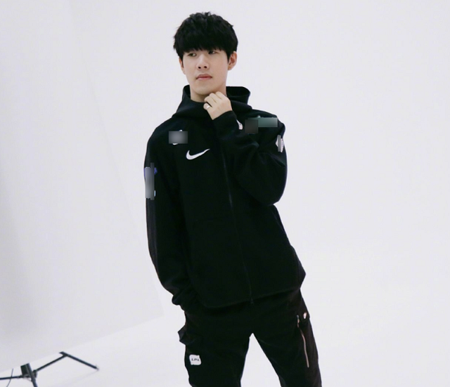 天才打野选手秀了！ Lucid 击杀了三名幽龙，徐秀的猴子抱着猪，击杀了 Dplus KIA 赢得了第一场比赛