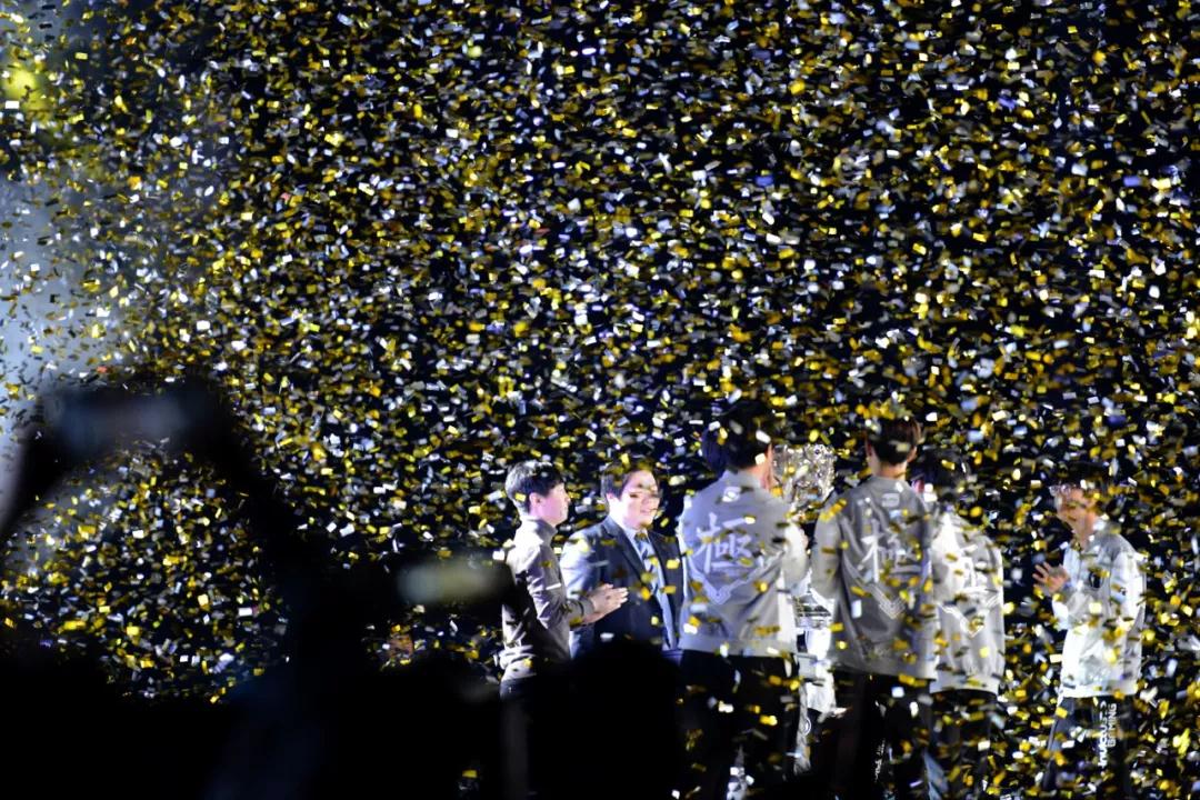 团队之间的实力差距太大了！你认为 LPL 应该减少名额吗？